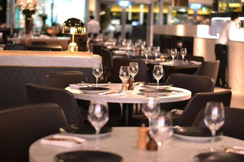 Zašto katalog nameštaj uništava identitet restorana